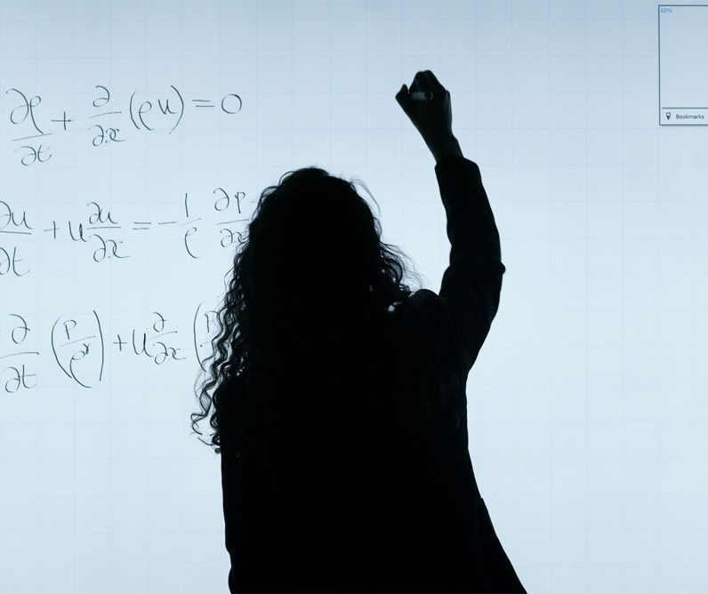 Femme écrivant Sur Un Tableau Blanc