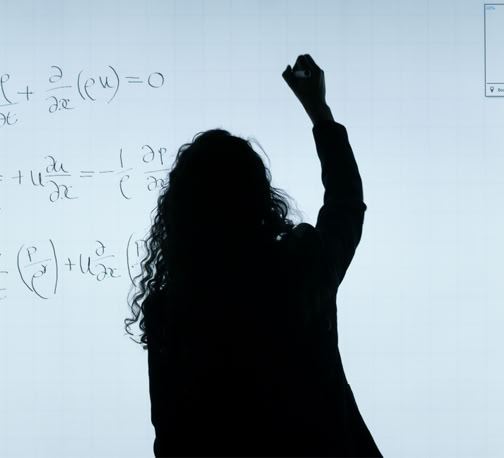 Femme écrivant Sur Un Tableau Blanc